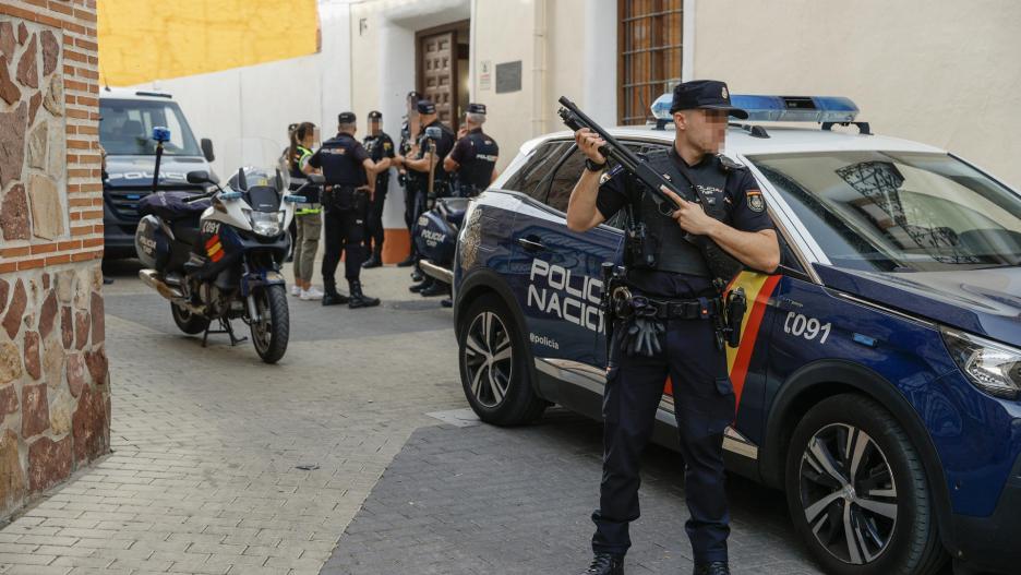 ILLESCAS (TOLEDO), 07/06/2024.- Agentes de la Policía Nacional custodian este viernes la entrada al juzgado de Illescas (Toledo) donde han sido llamados a declarar dos de los supuestos autores del asesinato a tiros en Madrid de Borja Villacís. EFE/ Ismael Herrero