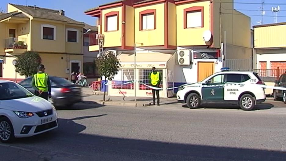 Establecimiento acordonado por la Guardia Civil el día después al suceso