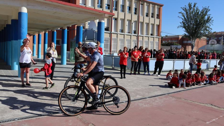 Los ciclistas han estado acompañados por alumnos del colegio de Iker, vestidos de rojo, para dar visibilidad a esta enfermedad rara.
