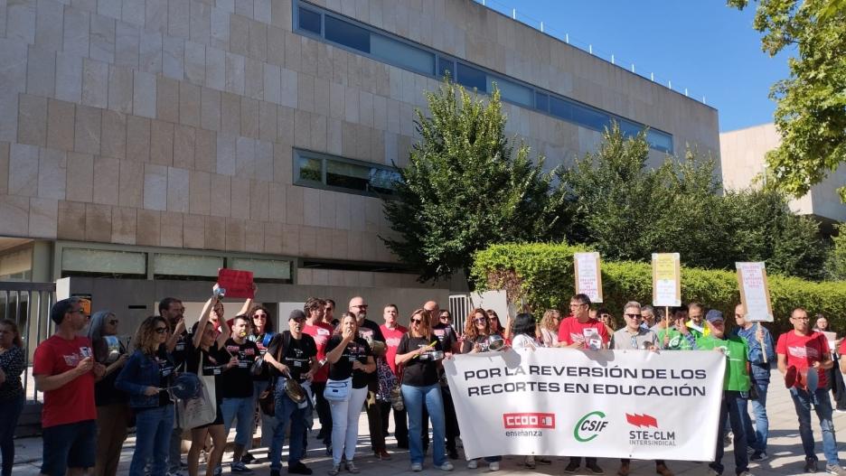 Concentración sindical en la Consejería de Educación de Castilla-La Mancha.