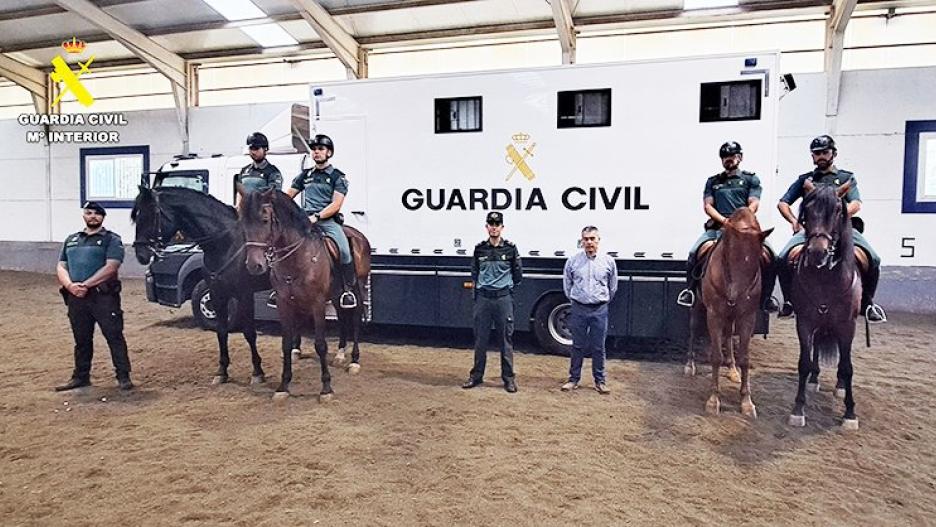 La Guardia Civil refuerza el operativo de vigilancia de la campaña de recogida de ajo con el Grupo de Caballería.