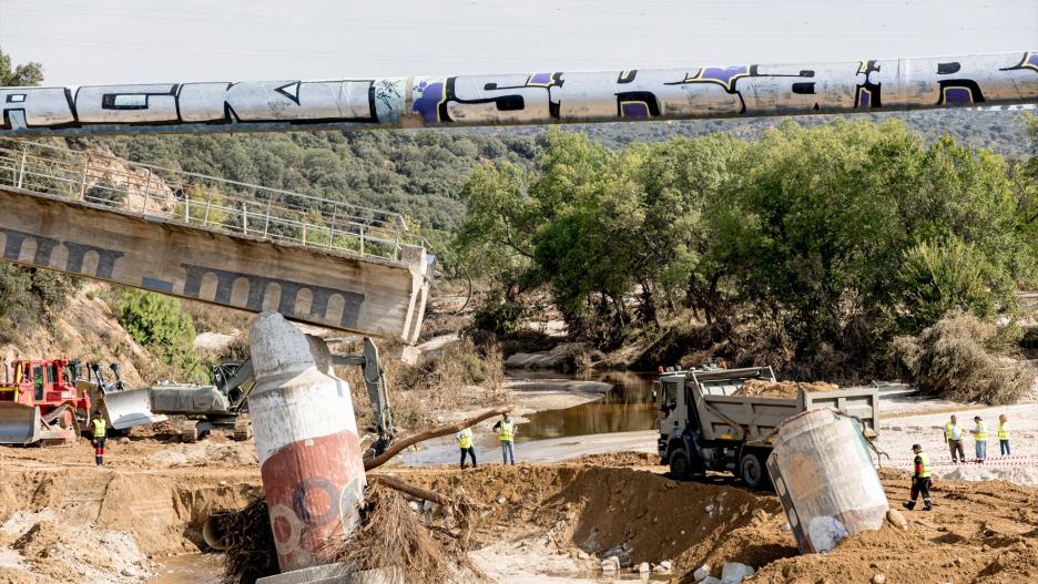 Daños provocados por el temporal en Aldea del Fresno, a 10 de septiembre de 2023, en Aldea del Fresno, Madrid (España). La UME ha removido ya hasta 600 toneladas de tierra en Aldea de Fresno y construye una escollera que posibilite la construcción del pilar que ha de sostener la tubería que abastece de agua potable a 270.000 vecinos y vecinas de Toledo. Ocho personas han fallecido como consecuencia de esta DANA (depresión aislada de niveles altos). En total un centenar de operarios y 50 vehículos de maquinaria pesada trabajan en la limpieza de Aldea del Fresno y Villamanta. El delegado del Gobierno confirmó el viernes pasado que los dos cadáveres encontrados en Aldea del Fresno son los del padre de familia Manuel López y el de José Manuel Aguado, de 82 años, arrastrados por el agua.
10 SEPTIEMBRE 2023;DESASTRE ANTURAL;CLIMA;ALBERCHE;DANA;TEMPORAL;LLUVIAS;INUNDACIÓN;RÍADA;DEPRESIÓN AISLADA DE NIVELES ALTOS;PICADAS;
Carlos Luján / Europa Press
(Foto de ARCHIVO)
10/9/2023