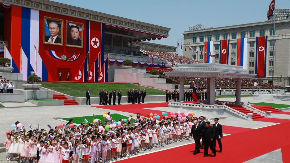 Pyongyang (Korea, Democratic People''s Republic Of), 18/06/2024.- Russian President Vladimir Putin (L) and North Korean leader Kim Jong Un (2-R) attend an official welcoming ceremony during their meeting in Pyongyang, North Korea, 19 June 2024. The Russian president is on a state visit to North Korea from 18-19 June at the invitation of the North Korean leader. He last visited North Korea in 2000, shortly after his first inauguration as president. (Rusia) EFE/EPA/VLADIMIR SMIRNOV / SPUTNIK / KREMLIN POOL MANDATORY CREDIT