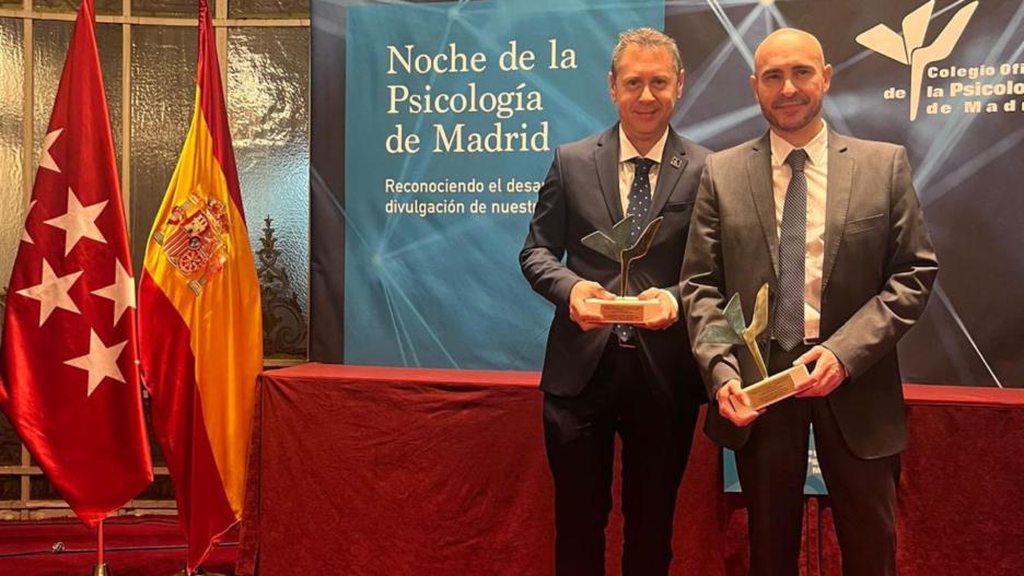 Óscar Aranda y Julián Cano recogen el Premio del Colegio de la Psicología de Madrid