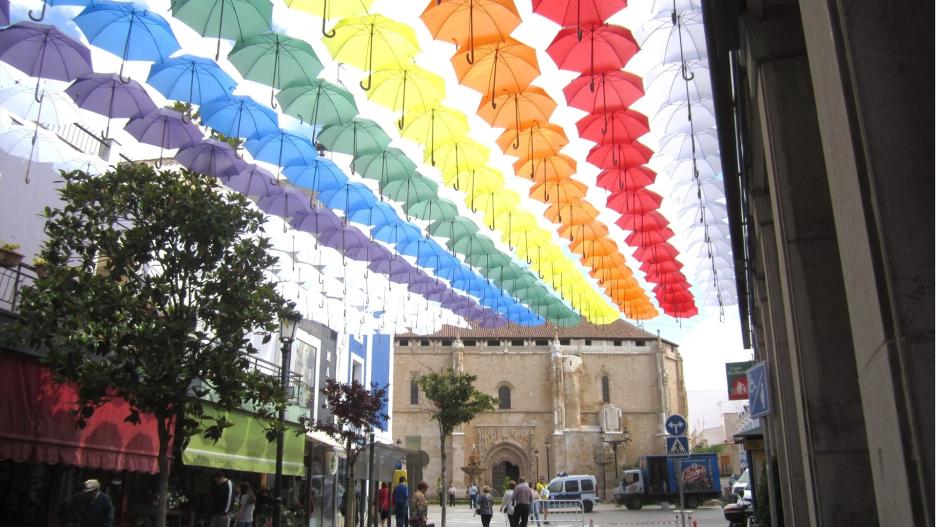 Bandera arco iris en la Plaza de la Constitución de Valdepeñas en apoyo al colectivo LGTBI

(Foto de ARCHIVO)
28/6/2018