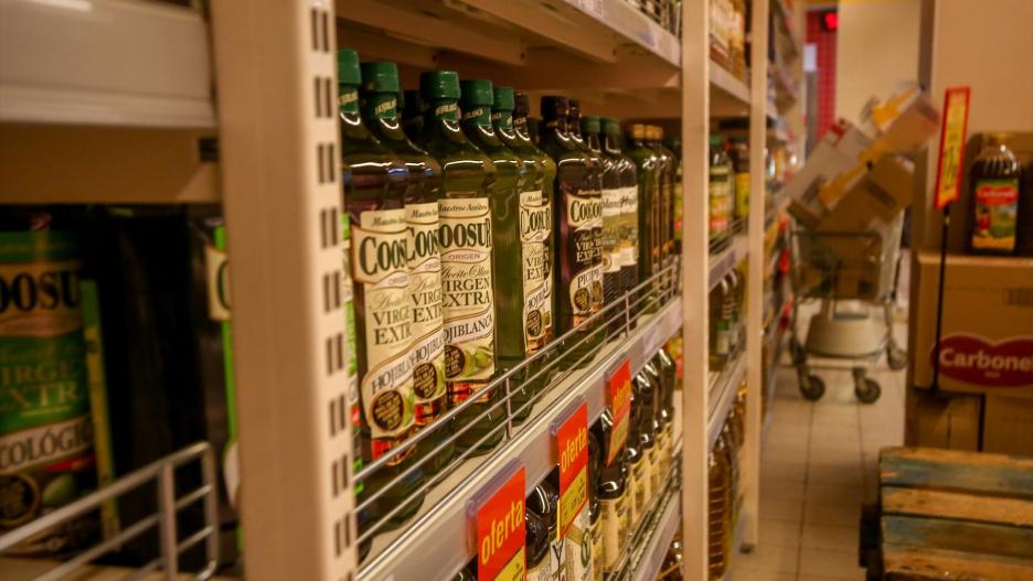 Sección del aceite de oliva en un supermercado de Madrid (España), a 12 de enero de 2021. Los supermercados de la Comunidad de Madrid han abierto desde ayer en su mayoría con normalidad, con suministros suficiente y habituales, aunque con determinadas carencias en algunos productos frescos. En este momento, se trabaja en que todos los accesos de entrada y salida a las plataformas logísticas de todas estas compañías suministradoras queden limpios para que pueda continuar con su actividad.
12 ENERO 2021;NIEVE;FILOMENA;TEMPORAL;ALIMENTOS;MERCANCÍA;TRANSPORTE
Ricardo Rubio
(Foto de ARCHIVO)
12/1/2021