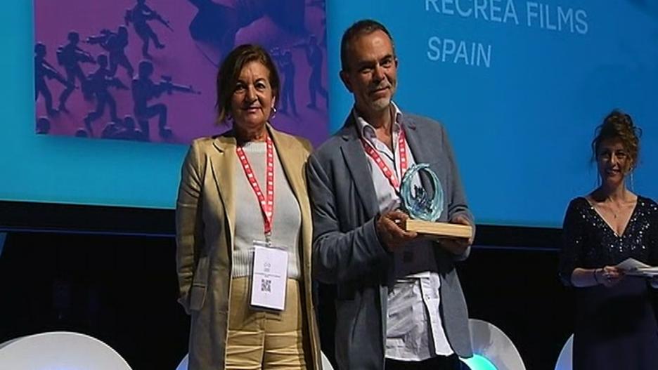 Carmen Amores junto con el responsable del proyecto premiado por Castilla-La Mancha Media.