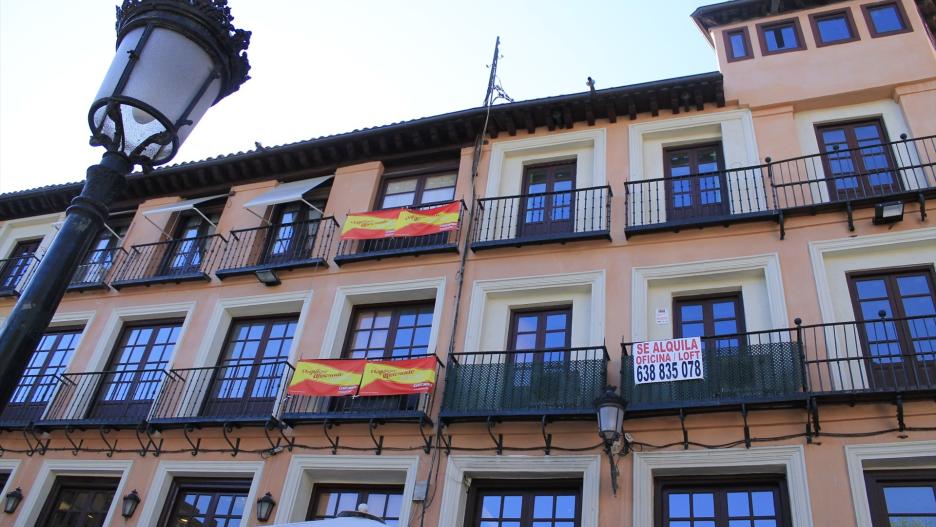 Inmueble en el casco antiguo de Toledo (Zocodover) con el cartel de alquiler
EUROPA PRESS
(Foto de ARCHIVO)
01/10/2012