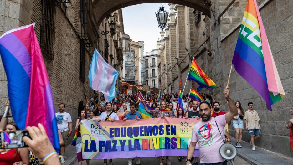 Cientos de personas participan en una manifestación por los derechos del colectivo LGTBI, al final de la cual se lee un manifiesto, este sábado en Toledo.