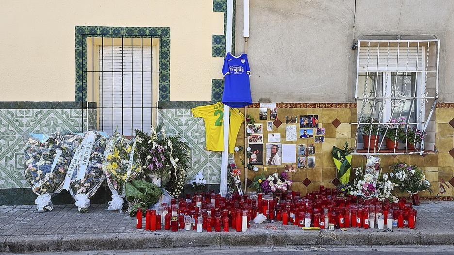 Homenaje vecinal a los jóvenes atropellados en Argamasilla de Alba.