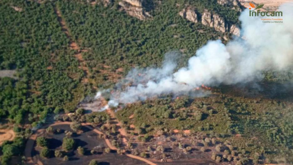 Medios aéreos y terrestres trabajan en la extinción de un incendio forestal en Chillón, Ciudad Real.