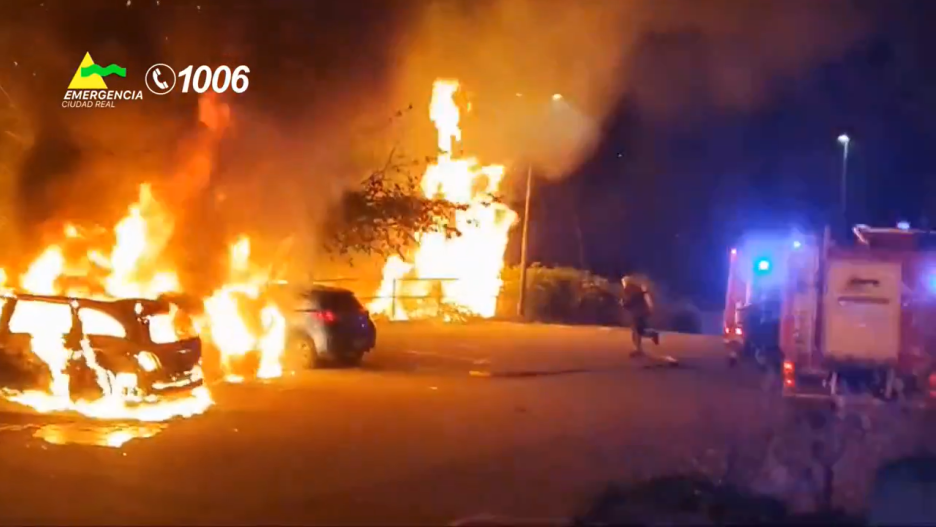 Un incendio en un aparcamiento público de Puertollano deja cuatro coches calcinados.