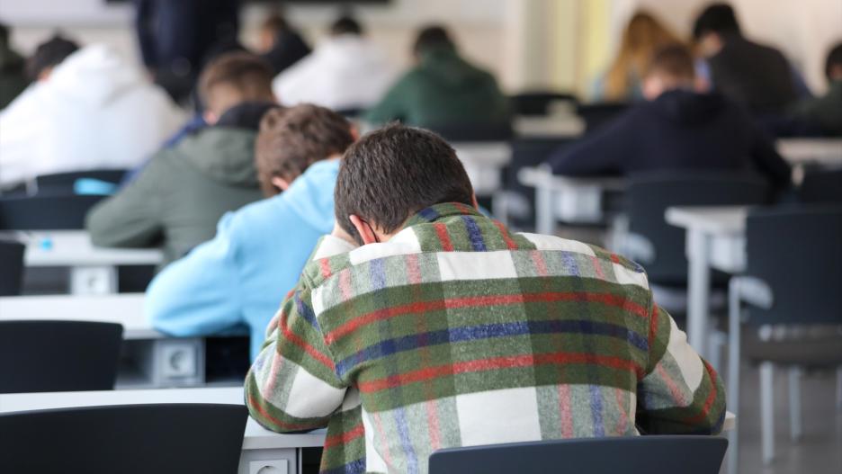 Varios alumnos de la Facultad de Ciencias económicas de la Universidad CEU San Pablo realizan un examen, a 10 de enero de 2022, en Madrid, (España). Más de 8 millones de alumnos de toda España retoman hoy sus clases tras el periodo vacacional de Navidad. Aunque en un principio se desconocía si lo iban a hacer de manera presencial debido al aumento de contagios de Covid-19, finalmente el Gobierno y las autonomías han determinado su vuelta de manera habitual. La Comisión de Salud Pública por su parte ha recomendado cuarentena para todo un aula con al menos 5 casos de Covid-19, o en el caso de que estén afectados al menos el 20% de los alumnos.
10 ENERO 2022;COLEGIO;NAVIDAD;VACACIONES: MADRID
Marta Fernández / Europa Press
(Foto de ARCHIVO)
10/1/2022