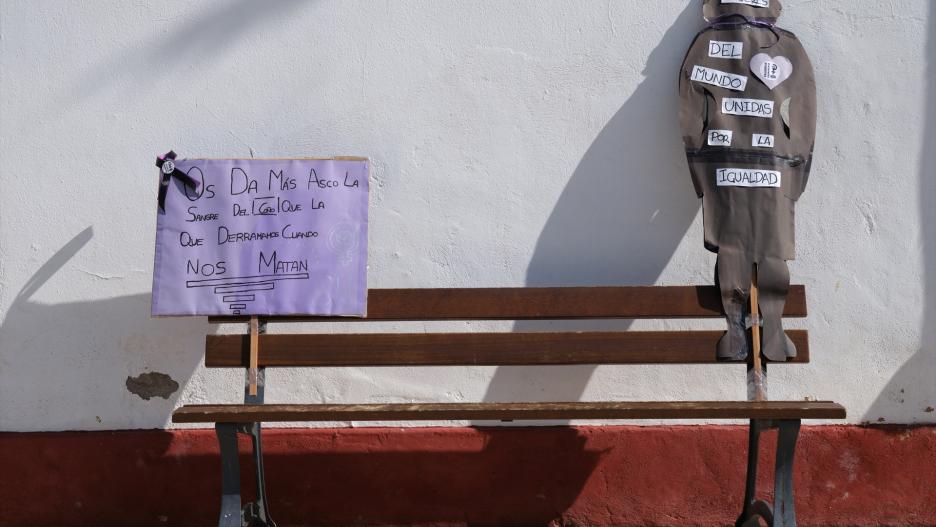 Pancartas en homenaje a las víctimas en el Ayuntamiento de Las Pedroñeras.