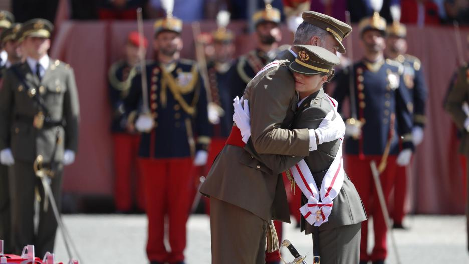 El rey Felipe VI felicita a la princesa de Asturias, Leonor de Borbón, tras entregarle su despacho de alférez tras un año en Zaragoza.