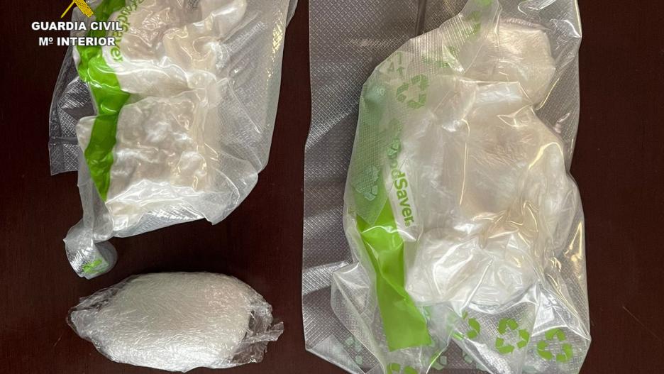 Las tres "rocas" de cocaína incautadas en Guadalajara.