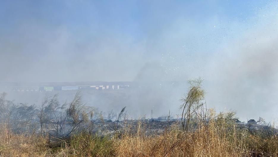 Medios terrestres y aéreos trabajan en la extinción de un incendio en Borox (Toledo)