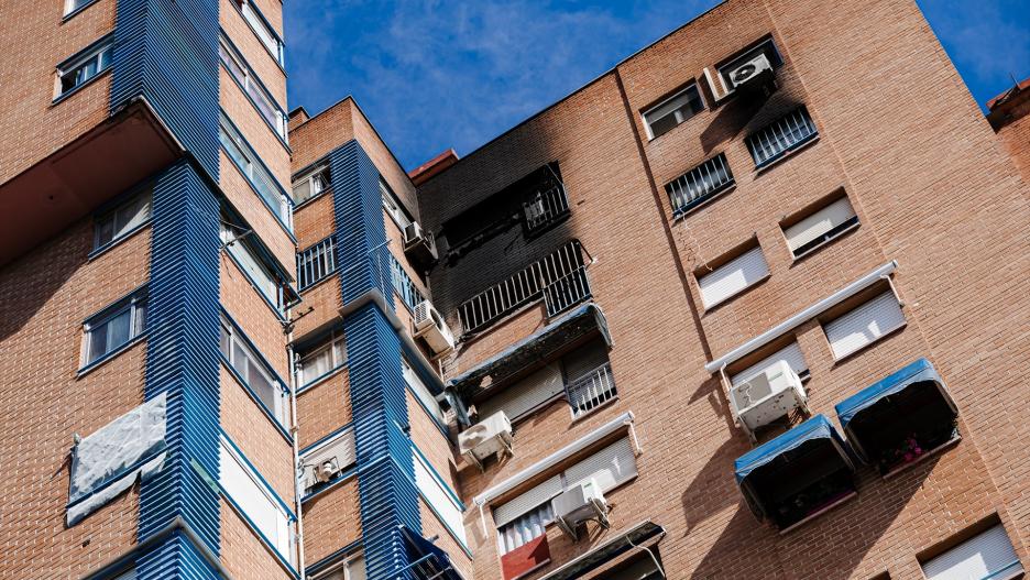 La vivienda que se ha incendiado la pasada madrugada, en un edificio del distrito de Latina,  a 8 de julio de 2024, en Madrid (España). Dos personas han muerto y otras nueve han resultado heridas la pasada madrugada en el incendio de una vivienda en el bloque número 7 de la calle de Cullera. Las dos víctimas mortales, una mujer de 62 años y un hombre de 66, han fallecido tras sufrir una parada cardiorrespiratoria. Los Bomberos del Ayuntamiento de Madrid han extinguido las llamas y rescatado a otras siete personas, de las que cuatro (entre ellas dos niños) han sido trasladadas en estado leve al Hospital 12 de Octubre por inhalación de humo. El incendio ha destruido por completo la vivienda afectada situada en el piso 12.
08 JULIO 2024;DESAYUNO;ECONOMIA FORUM
Carlos Luján / Europa Press
08/7/2024