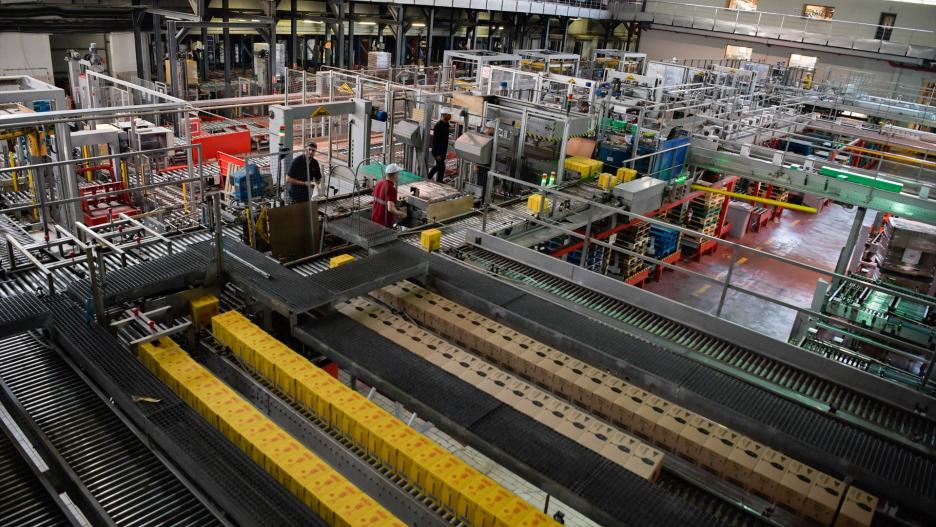 Cadena de producción de las bodegas Félix Solís,  a 20 de abril de 2023, en Toledo, Castilla-La Mancha (España). Félix Solís Avantis, líder en el sector vinícola internacional, ha conseguido colocarse "en el Top 3 y Top 10 a nivel nacional e internacional" en lo que se refiere a la producción de vino. La empresa tiene una capacidad de producción de 300 millones de litros, casi 350 millones de botellas, con un volumen de ventas en exportación del 65 por ciento y el 35 por ciento restante en territorio nacional tanto en alimentación como en hostelería. Con presencia en 115 países, Félix Solís Avantis es pionera en Reino Unido, China o Japón. España es el tercer país a nivel de producción de vino del mundo y exporta más del 50 por ciento de su producción.
20 ABRIL 2023;ECONOMÍA;VINO;VINÍCOLA;VINOS;VALDEPEÑAS;D.O.
Eusebio García del Castillo / Europa Press
(Foto de ARCHIVO)
20/4/2023