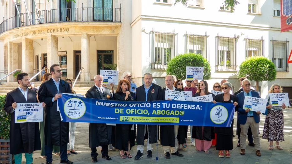 Concentración frente a la Subdelegación del Gobierno en Ciudad Real de letrados del Turno de Oficio.
COLEGIO DE ABOGADOS DE CIUDAD REAL
12/7/2024