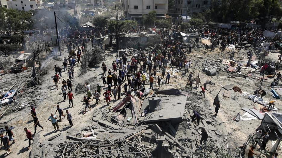 Khan Yunis (---), 13/07/2024.- Palestinians inspect the scene after an Israeli raid on the tents of displaced people in the Al-Mawasi area of Khan Yunis in the southern Gaza Strip, 13 July 2024. Gaza'Äôs health ministry said at least 71 Palestinians were killed in the Israeli attack in Khan Younis, 289 others were injured. Israeli military confirmed it targeted Hamas military chief, Mohammed Deif, in Saturday'Äôs attack in Gaza. EFE/EPA/HAITHAM IMAD