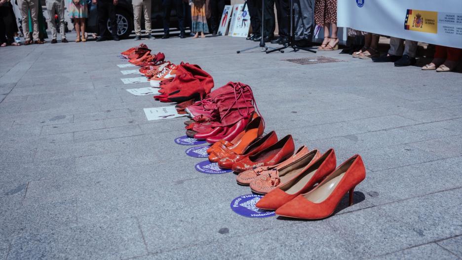 Varios pares de zapatos de color rojo durante un minuto de silencio por la mujer fallecida en Alicante, a 15 de julio de 2024, en Alicante, Comunidad Valenciana (España)