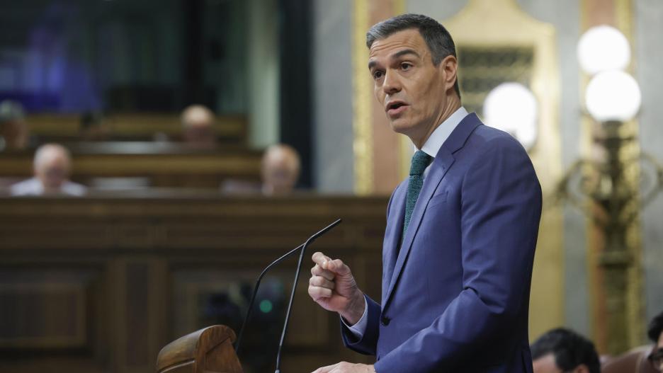 MADRID, 17/07/2024.- El presidente del Gobierno, Pedro Sánchez, interviene en el Congreso para presentar el plan de calidad democrática que incluirá la limitación de la financiación pública de los medios de comunicación y que tendrá que pactar con los grupos parlamentarios para que el Congreso pueda aprobarlo después del verano. EFE/ Zipi Aragon