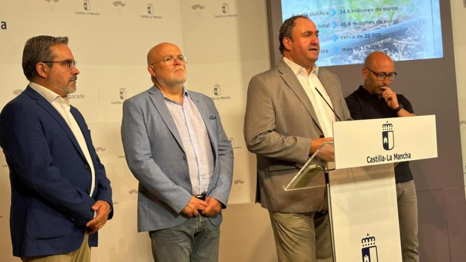 El consejero de Agricultura ha presentado la inversión a estos proyectos de regadío.