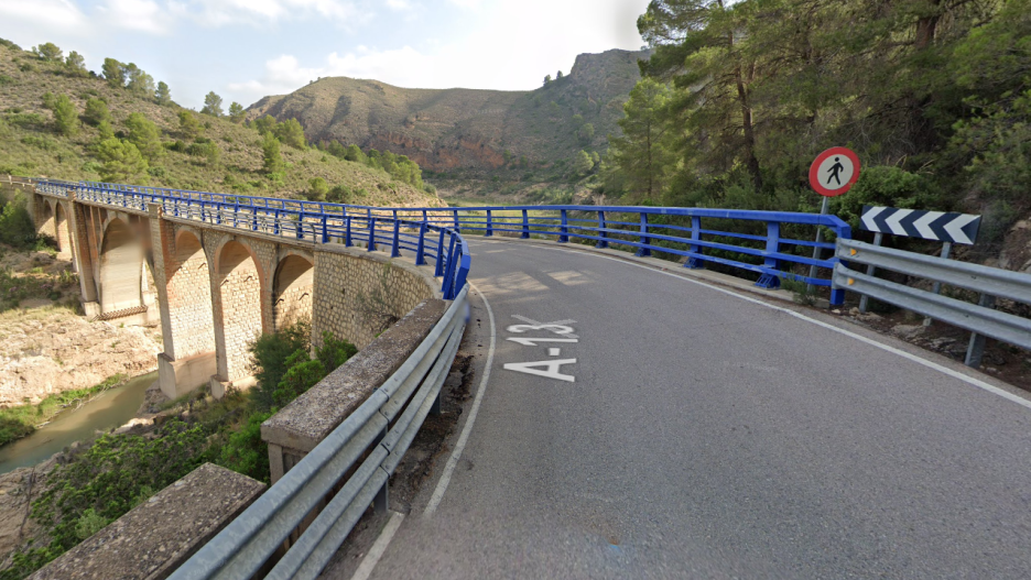 Cortada la carretera A-13 tras la salida de vía de un camión que transportaba paja