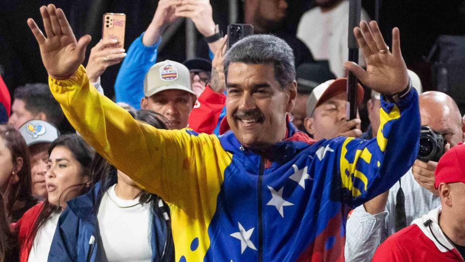 AME6109. CARACAS (VENEZUELA), 29/07/2024.- El presidente de Venezuela, Nicolás Maduro, celebra tras conocer los resultados de las elecciones presidenciales este lunes, en Caracas (Venezuela). Maduro, en el poder desde 2013, pidió este domingo "respeto a la voluntad popular" tras ser proclamado como mandatario reelecto, luego de unos comicios en los que compitió contra nueve contendientes, entre ellos el abanderado de la oposición mayoritaria, Edmundo González Urrutia. EFE/ Ronald Peña R.