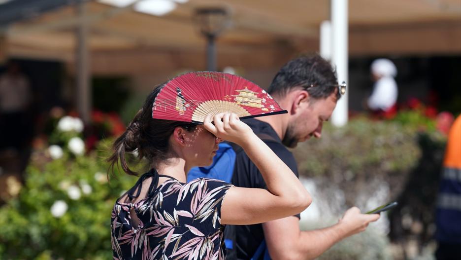 Imágenes de personas  por las calles de Málaga en plena ola de calor, a 12 de julio de 2024, en Málaga, Andalucía (España). El fenómeno del terral ha provocado la elevación de la alerta a Málaga debido a las altas temperaturas previstas para este viernes. La Agencia Estatal de Meteorología (AEMET) ha emitido un aviso especial para la provincia, advirtiendo a los ciudadanos sobre el riesgo de temperaturas extremas que podrían superar los 40 grados Celsius.
Álex Zea / Europa Press
12/7/2024