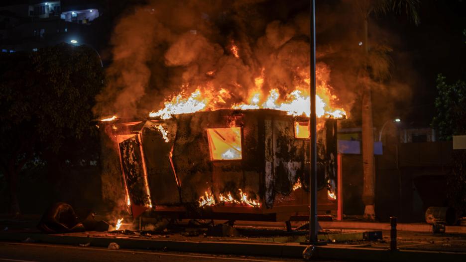 AME6327. CARACAS (VENEZUELA), 29/07/2024.- Fotografía de un módulo de la Policía Nacional Bolivariana (PNB) incendiado durante las protestas por los resultados de las elecciones presidenciales este lunes, en la autopista Prados del Este, en Caracas (Venezuela). Miles de ciudadanos han salido para protestar contra los resultados anunciados por el Consejo Nacional Electoral (CNE), que otorga al presidente Maduro el 51,2 % de los votos, un dato cuestionado por la oposición y por buena parte de la comunidad internacional. EFE/ Henry Chirinos