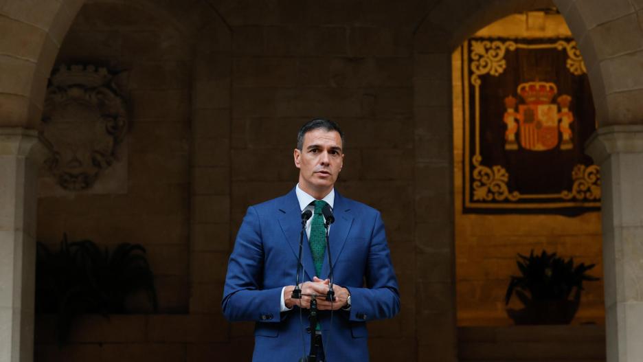 PALMA DE MALLORCA, 30/07/2024.- El presidente del Gobierno, Pedro Sánchez, durante la rueda de prensa ofrecida tras su reunión con la mandataria balear, Marga Prohens, este martes en el Consolat de Mar de Palma de Mallorca. EFE/Balleteros