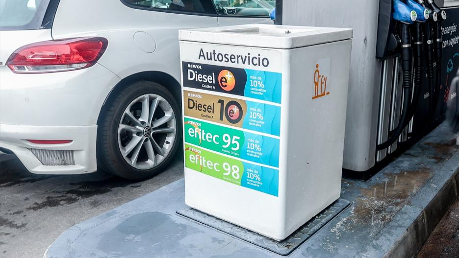 Un coche repostando en una gasolinera.