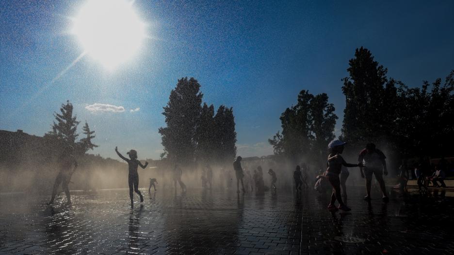 Varios niños se refrescan en una fuente durante la tercera ola de calor en Madrid, en el parque Madrid Río, a 3 de agosto de 2024, en Madrid (España). La Comunidad de Madrid mantiene activado el nivel dos de Alto Riesgo por altas temperaturas ante la previsión de temperaturas máximas por encima de 38,5 grados para el próximo lunes 5 de agosto, tras el descenso de las temperaturas máximas que se está registrando este fin de semana.
03 AGOSTO 2024;CALOR;OLA DE CALOR;AGUA;FUENTES;MADRID RÍO;TEMPERATURA;ALERTA;TERCERA OLA;CONTRALUZ;ALTO RIESGO;NIVEL DOS
Ricardo Rubio / Europa Press
03/8/2024