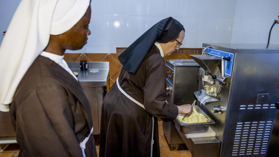 TOLEDO, 07/08/2024.- Las monjas del convento de San Antonio de Padua, en Toledo, han encontrado en la producción de helados artesanales una nueva fuente de ingresos durante el verano, donde la demanda de dulces y mazapán cae, y también les ha hecho conectar con clientes "que dicen que nunca han probado helados tan buenos". EFE/Ángeles Visdómine