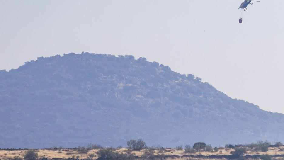 LA ESTRELLA (TOLEDO), 07/08/2024.- Tareas de extinción del incendio forestal detectado este martes en La Estrella (Toledo), que se encuentra en nivel 2 de operatividad por posible afección a bienes de naturaleza no forestal e infraestructuras esenciales y en el que trabajan 134 personas y mantiene confinados, al menos, al municipio de La Estrella y una de sus pedanías, Fuentes. EFE/Ángeles Visdómine