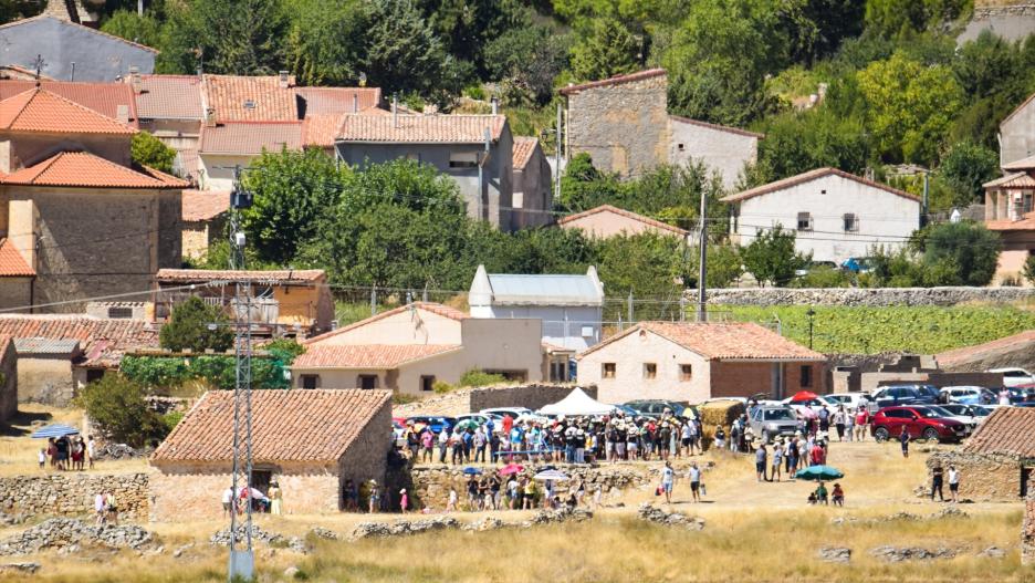 Varias personas asisten a una partida gigante de ajedrez con tractores, a 20 de agosto de 2022, en Hinojosa, Guadalajara, Castilla La Mancha, (España). Esta curiosa partida de ajedrez, que se celebra en la comarca de Molina de Aragón, se desarrolla en 25.000 metros cuadrados de tierra de labranza, convertidos en el tablero donde tractores y cosechadoras darán vida a las fichas que disputarán el torneo. La Asociación en Barbecho ha organizado este reivindicativo evento para hacer llegar a las administraciones la necesidad de que se apoye más al mundo rural, para que no desaparezca y así combatir la despoblación.
20 AGOSTO 2022;ESPAÑA VACIADA;TRACTOR;CAMPO;RURAL;PUEBLO;VIDA RURAL;REIVINDICACIÓN;VERANO;CALOR;TURISMO;TURISMO RURAL;PUEBLO
Rafel Martín / Europa Press
(Foto de ARCHIVO)
20/8/2022