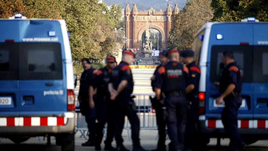 Agentes de los Mossos d' Esquadra y varias personas en las inmediaciones del Parlament de Cataluña, en el parque de la Ciutadella, en el Parlament, a 8 de agosto de 2024, en Barcelona, Catalunya (España). Un dispositivo policial blinda el Parlament de Catalunya por la previsible asistencia de Carles Puigdemont al pleno de investidura del nuevo presidente de la Generalitat de Catalunya. En las elecciones catalanas, el PSC obtuvo 42 escaños mientras que los republicanos lograron 20 y 6 los comuns, que suman los 68 diputados que el líder socialista necesita para ser investido. Antes del pleno, el expresidente de la Generalitat, Carles Puigdmont tiene previsto participar en un acto de bienvenida organizado por entidades independentistas en el paseo Lluís Companys, donde puede ser detenido en cualquier momento tras su llegada a España, casi 7 años después de instalarse en Bélgica por las consecuencias judiciales del 'procés', y con una orden de detención.
08 AGOSTO 2024;BARCELONA;PUIGDEMONTT;VUELTA
Kike Rincón / Europa Press
08/8/2024