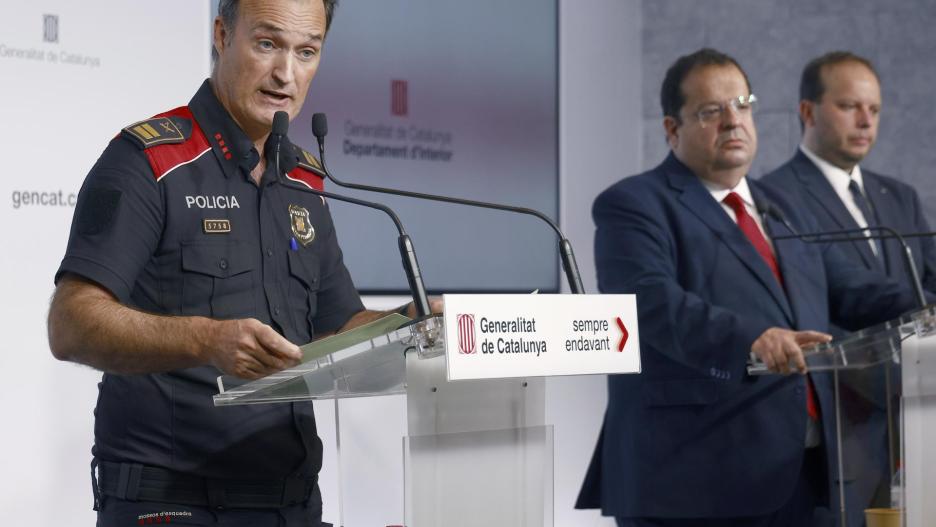 GRAFCAT7203 BARCELONA 09/08/2024.- El comisario jefe de los Mossos d,Esquadra, Eduard Sallent (i), acompañado por el conseller de Interior, Joan Ignasi Elena (c) y del director general de los Mossos, Pere Ferrer (d), durante la rueda de prensa ofrecida este mediodía ante las críticas por su actuación en la fuga del expresidente Carles Puigdemont tras regresar fugazmente a Barcelona, pese a tener una orden de detención. EFE/Quique Garcia