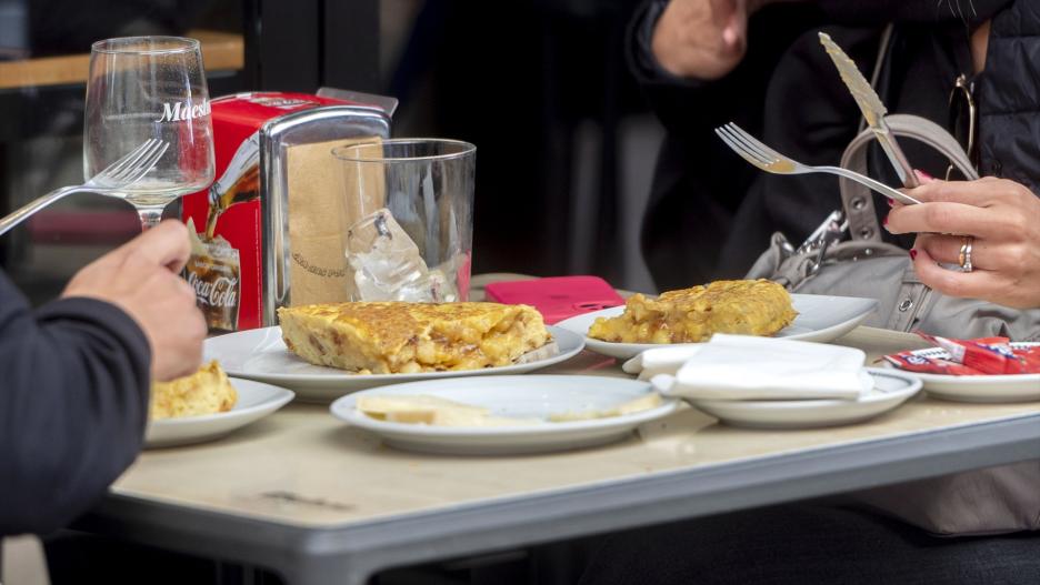 Tortilla de patatas en el restaurante Casa Dani en el Mercado de La Paz, a 3 de abril de 2023, en Madrid (España). El restaurante madrileño Casa Dani, reconocido por sus icónicas tortillas de patata, reabre las puertas de sus tres locales ubicados en el Mercado de La Paz, en el barrio de Salamanca, tras más de dos meses cerrados por un brote de salmonela. A finales de enero de este año se producía una toxiinfección alimentaria por salmonela que afectaba a 157 personas de las cuales 16 tuvieron que ser hospitalizadas.
03 ABRIL 2023;RESTAURACIÓN;HOSTELERÍA;BAR;RESTAURANTE;CAMAREROS;TERRAZA;ALIMENTACIÓN;
Alberto Ortega / Europa Press
(Foto de ARCHIVO)
03/4/2023