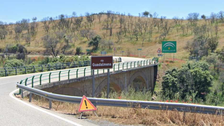 Muere un motorista tras salirse de la vía y caer por un puente en Albaladejo (Ciudad Real).