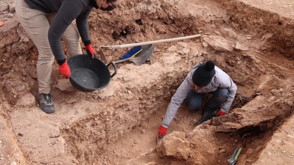 Las labores de exhumación en fosas del cementerio de Manzanares terminarán en un mes.