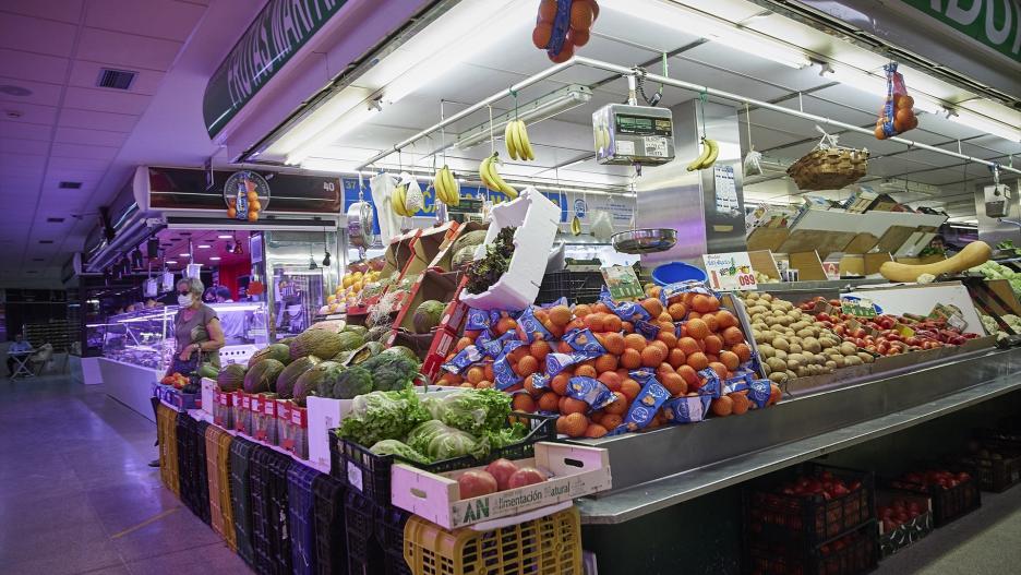 Un estante de frutas en el Mercado Municipal de Pacífico, a 6 de agosto de 2022, en Madrid (España). El encarecimiento de los alimentos básicos pone en el punto de mira la calidad de la nutrición, en un momento en el que la inflación está en el 10,8%. Acorde a la Organización de Naciones Unidas para la Alimentación y la Agricultura (FAO), los precios de los alimentos han alcanzado su mayor nivel desde 1990 a nivel mundial. La pandemia provocada por la Covid-19, la escalada en el precio de la electricidad y los combustibles y la guerra en Ucrania, han sido factores que han repercutido en las estanterías de los supermercados.
06 AGOSTO 2022;MADRID;PRECIOS;ALIMENTOS;COMIDA;IPC;SUBIDA
Jesús Hellín / Europa Press
(Foto de ARCHIVO)
06/8/2022