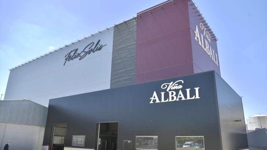 Exterior de las bodegas Félix Solís,  a 20 de abril de 2023, en Toledo, Castilla-La Mancha (España). Félix Solís Avantis, líder en el sector vinícola internacional, ha conseguido colocarse "en el Top 3 y Top 10 a nivel nacional e internacional" en lo que se refiere a la producción de vino. La empresa tiene una capacidad de producción de 300 millones de litros, casi 350 millones de botellas, con un volumen de ventas en exportación del 65 por ciento y el 35 por ciento restante en territorio nacional tanto en alimentación como en hostelería. Con presencia en 115 países, Félix Solís Avantis es pionera en Reino Unido, China o Japón. España es el tercer país a nivel de producción de vino del mundo y exporta más del 50 por ciento de su producción.
20 ABRIL 2023;ECONOMÍA;VINO;VINÍCOLA;VINOS;VALDEPEÑAS;D.O.
Eusebio García del Castillo / Europa Press
(Foto de ARCHIVO)
20/4/2023