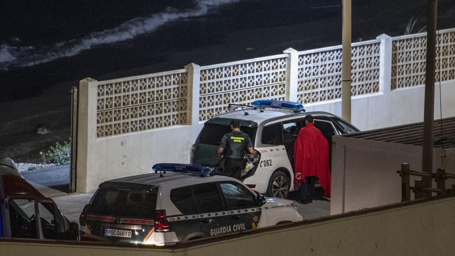 Varios vehículos de la Guardia Civil trabajan en el lugar de los hechos, a 11 de agosto de 2024, en Ceuta (España). Durante las primeras horas del domingo, 11 de agosto,  se registró una treintena de intentos de llegar a las playas ceutíes que fueron abortados por la Guardia Civil, que con medios de tierra y apoyados por el Servicio Marítimo han rescatado del agua al menos a 14 adultos y a tres menores.
Antonio Sempere / Europa Press
11/8/2024