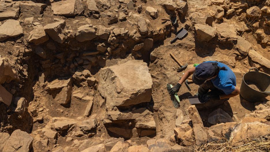 Las cuatro campañas de excavaciones que se han desarrollado en el yacimiento 'Montón de Trigo', en Los Yébenes (Toledo), han permitido revelar cómo era la vida en la zona hace 4.000 años. El arqueólogo Arturo Ruiz Taboada explica a EFE el desarrollo y los hallazgos del proyecto.