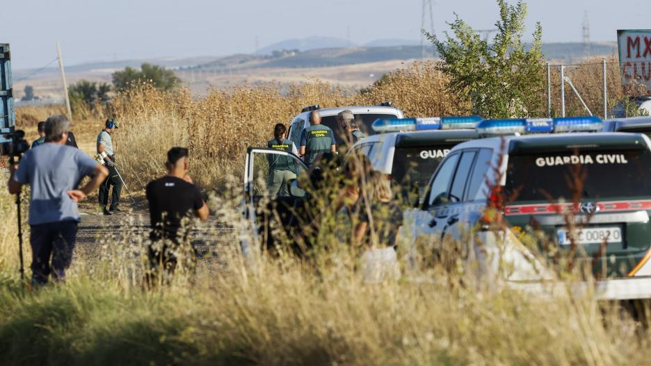 MOCEJÓN (TOLEDO), 19/08/2024.- La Guardia Civil rastrea el canal de Mocejón y registra dos domicilios de esta localidad toledana en la que fue asesinado el niño de 11 años Mateo, un crimen por el que ha sido detenido este lunes un joven de 20 años. EFE/ Ismael Herrero