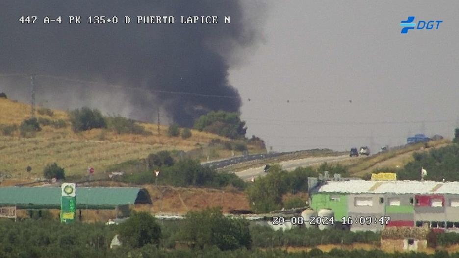 Columna de humo de un vehículo incendiado en la A-4 en Camuñas (Toledo), 20/08/2024