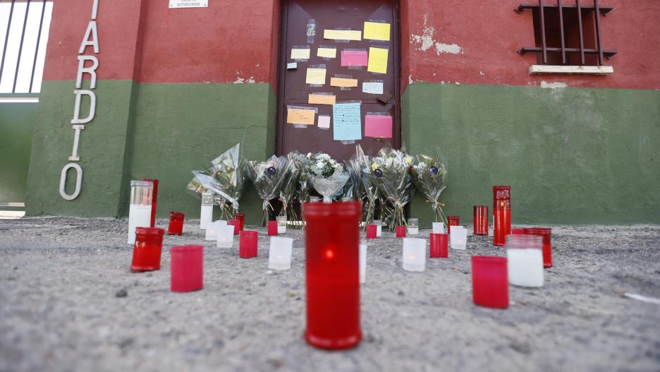 Velas y flores en homenaje a Mateo ante el polideportivo Ángel Tardío en Mocejón (Taledo)